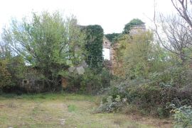 Kamena kuća 174m2 za obnovu na 3ha zemljišta, Vodnjan, Σπίτι