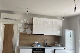 Divan stan s bazenom u Mandrama na otoku Pagu, Kolan, Apartamento