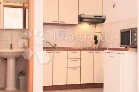 PRILIKA! APARTMAN S POGLEDOM NA MORE, ZAJEDNIČKI BAZEN I PARKING, Okrug, Appartement