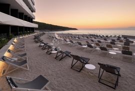 HOTEL PRVI RED DO MORA 700 LEŽAJEVA, Ticari emlak