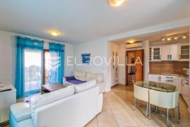 Istra, Novigrad stan 65m2 u blizini centra grada sa parkingom i liftom, Novigrad, Appartement