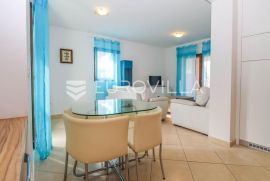 Istra, Novigrad stan 65m2 u blizini centra grada sa parkingom i liftom, Novigrad, Appartment