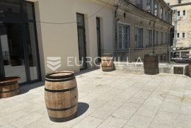 Istra, Pula najam  poslovnog prostora NKP 500 m2 u centru grada, Pula, Immobili commerciali