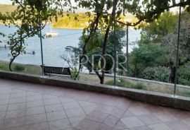 Otok Rab, kuća prvi red do mora sa pet apartmana, Rab, House