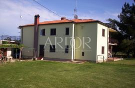 Brtonigla, kuća sa 15.056m2 građevinskog zemljišta, Brtonigla, Casa