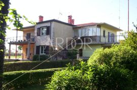 Brtonigla, kuća sa 15.056m2 građevinskog zemljišta, Brtonigla, Maison