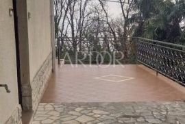 OPATIJA, KUĆA SA DVA STANA NA IZVRSNOJ POZICIJI, Opatija, Σπίτι