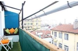 Centar, stan u visokom potkrovlju sa balkonom, Rijeka, Stan