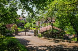 Kastav, luksuzna obiteljska kuća sa maslinikom, Kastav, House