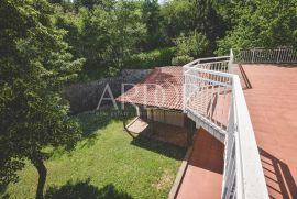 Vežica, obiteljska kuća okružena zelenilom, Rijeka, Ev