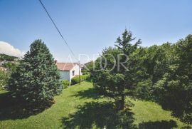 Vežica, obiteljska kuća okružena zelenilom, Rijeka, Дом