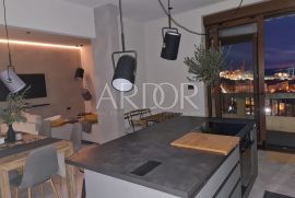 Centar Rijeke, moderni novoadaptirani 2S+DB stan s panoramskim pogledom, Rijeka, Appartement
