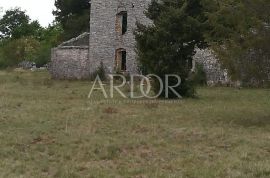 Sv. Kirin, ruševina za adaptaciju sa okućnicom od gotovo 33 000 m2, Vodnjan, House