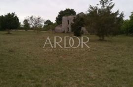 Sv. Kirin, ruševina za adaptaciju sa okućnicom od gotovo 33 000 m2, Vodnjan, Maison