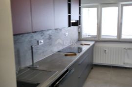 RIJEKA, GORNJA VEŽICA - novoadaptiran stan, 2S+DB, 70m2, lođa, pogled na more, Rijeka, Flat