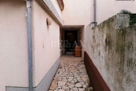 CRIKVENICA, CENTAR - Kuća za investiciju na odličnoj lokaciji 260m2, Crikvenica, House