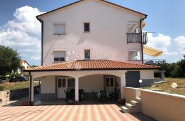 KUĆA S APARTMANIMA BLIZU POREČA, Poreč, House