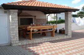 KUĆA S APARTMANIMA BLIZU POREČA, Poreč, House