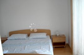 KUĆA S APARTMANIMA BLIZU POREČA, Poreč, Дом