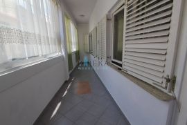 Crikvenica, 100 m2, odlična lokacija za poslovnu djelatnost, Crikvenica, Commercial property