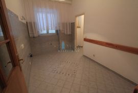 Crikvenica, 100 m2, odlična lokacija za poslovnu djelatnost, Crikvenica, العقارات التجارية