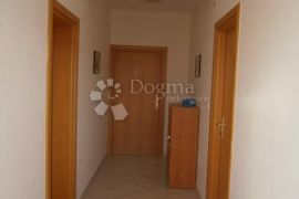 Otok Pašman, Kuća sa apartmanima 70 m od mora, Pašman, House