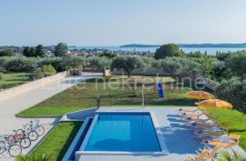 Fažana - kuća s velikom okućnicom, garaža, bazen, pogled na more!, Fažana, Maison