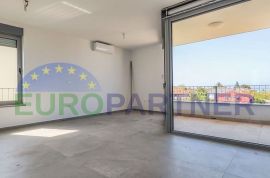 Stan s pogledom na more, 400 m od mora, Umag, Appartement