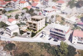 Split, dvosoban stan na prvom katu novogradnje, Split, Apartamento