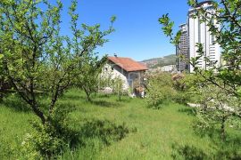 Kuća na tri sprata sa uređenim voćnjakom Hrasno, Novo Sarajevo, Дом