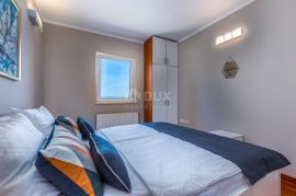 OPATIJA, LOVRAN- apartmanska zgrada od 700m2 s bazenom + 6000m2 zemljišta s građevnom dozvolom za wellness resort s 28 soba, Lovran, Ev