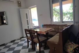 Otok Vir, samostajeća kuća s garažom, Vir, House