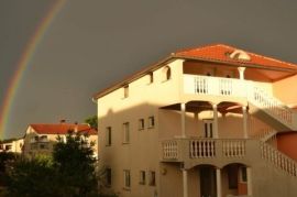 Apartmanska kuća na dobroj lokaciji, Fažana, okolica, Istra, Fažana, Maison