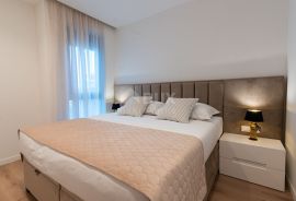 OPATIJA, CENTAR - unikatna namještena nekretnina u centru Opatije s bazenom, 200 metara od Lungomare, garaža, pogled, Opatija, Flat