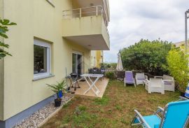 GRAD KRK - Namješteni apartman u prizemlju s okućnicom, Krk, Daire