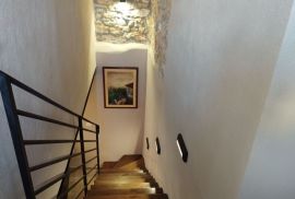 Prekrasna kamena kuća s prostranom okućnicom, Bale, Istra, Bale, Дом