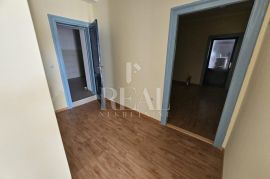 Rijetkost u Šibeniku Stan za adaptaciju 100 m2 ,mogućnost dva apartmana., Šibenik, Appartment