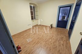 Rijetkost u Šibeniku Stan za adaptaciju 100 m2 ,mogućnost dva apartmana., Šibenik, Stan