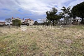 Istra, Valbandon - građevinska parcela na mirnoj lokaciji, 1940 m2 te kuća 146 m2, Fažana, Terreno