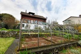 MATULJI - samostojeća kuća na tri etaže s garažom, vrtom i pogledom na more, Matulji, Haus