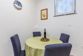 MALINSKA, OTOK KRK - Jednosobni apartman s okućnicom, Malinska-Dubašnica, Appartement