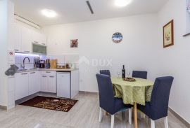 MALINSKA, OTOK KRK - Jednosobni apartman s okućnicom, Malinska-Dubašnica, Apartamento