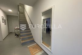 Pula, Gregovica, uređena kuća sa prostranom okućnicom, NKP 250 m2, Pula, Kuća