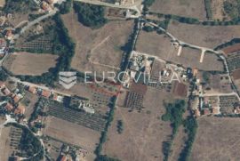 Istra, Loborika - lijepa pravokutna građevinska parcela 1333 m2 na mirnoj lokaciji, Marčana, Zemljište
