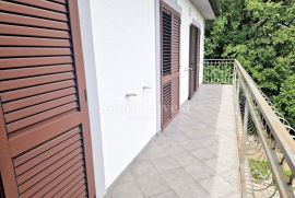 POBRI, samostojeća kuća sa tri stambene jedinice, Opatija - Okolica, Casa