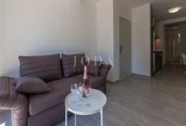 Dramalj, novouređena kuća s pet apartmana i bazenom, Crikvenica, House