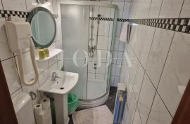 Selce apartmanska villa s pogledom na more, Crikvenica, بيت