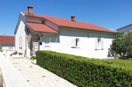 Klenovica, samostojeća kuća sa bazenom!, Novi Vinodolski, Maison