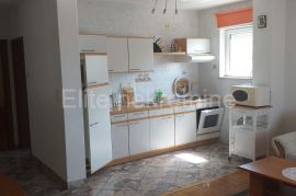 Novi Vinodolski- prodaja samostojeće kuće, 300 m2, kuća s 5 apart.!, Novi Vinodolski, House
