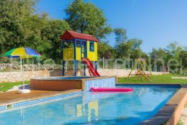 Prekrasan resort u samom srcu Istre! Investicija vrijedna pažnje!, Tinjan, Kuća